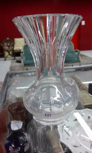 BACCARAT 

Vase en cristal incolore de forme balustre, sur talon, à col évasé.

Signature...
