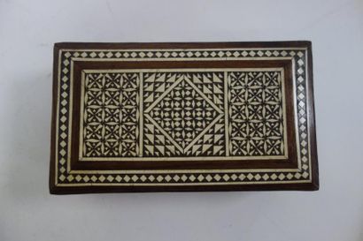 IRAN 

Ancienne boîte à musique rectangulaire à décor marqueté de pâte blanche et...