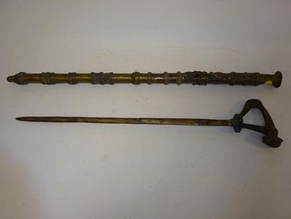 BÉNIN 

Sceptre massue masquant une épée en bronze.

L. : 86 cm.
