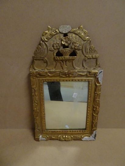 null Petit miroir en plâtre doré, à fronton en ajouré, sculpté et doré à décor d'une...