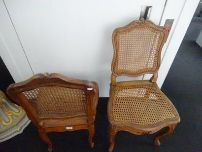 null Paires de chaises à la reine en bois mouluré et sculpté.

Assise et dossier...