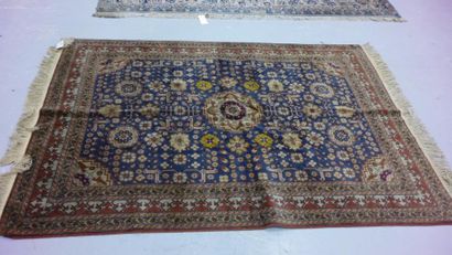 SHIRVAN 

Tapis à bordure bleue.

203 x 128 cm.

Usures.