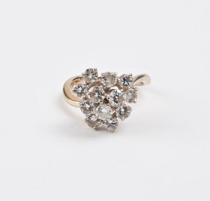 null Bague en or gris (750) ornée de douze diamants de taille brillant moderne en...