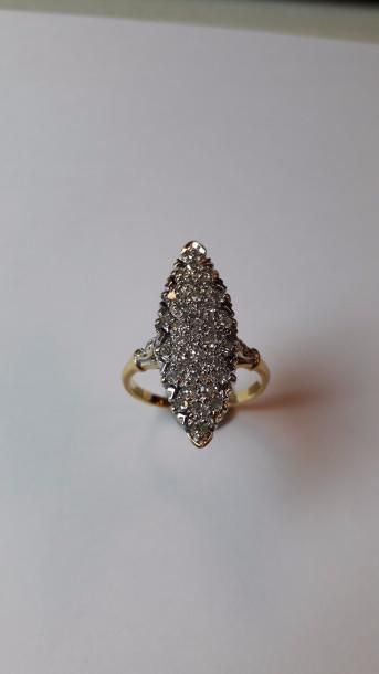 null Bague marquise en ors jaune et gris (750) pavée de petits diamants de taille...