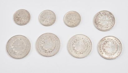 null Lot de pièces comprenant : 

- quatre pièces de 50 francs ,1976,1977 x3.

-...