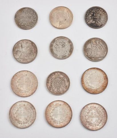 null Douze pièces en argent :

FRANCE :

- sept de 5 Francs. 1834 Paris - 1870 Napoléon...