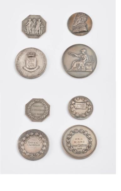 null Trois médailles en argent (min 800) :

- une circulaire "Prix Biard 1935".

-...