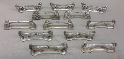 ARGIT 

Douze porte-couteaux en métal argenté figurant des animaux affrontés.

-...
