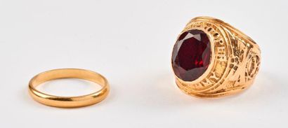 null Bague chevalière en or jaune (750) ornée d'une pierre rouge facettée de taille...