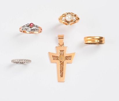 null Lot de bijoux en or (750) :

- un pendentif en forme de croix ajourée. Poids...