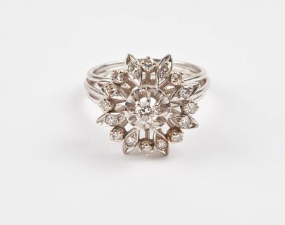 null Bague fleur en or gris (750) ornée de petits diamants de taille brillant ou...