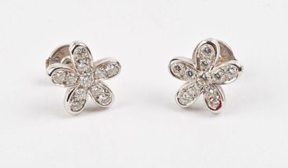 null Paire de boutons d'oreilles en or gris (750) épousant la forme d'une fleur pavée...