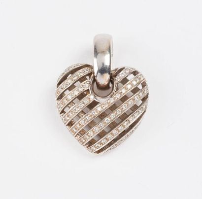 null Pendentif coeur en or gris (750) ajouré orné de lignes de petits diamants de...