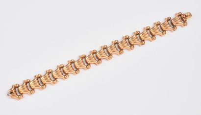 null Bracelet articulé en or jaune (375) à maillons creux en forme de coquilles stylisées....
