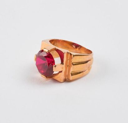 null Bague chevalière en or jaune (750) ornée d'un saphir synthétique rouge.

Poids...