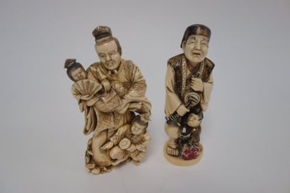 null JAPON

- Prêtre shintoïste, un enfant dans ses bras et un autre jouant du tambourin...