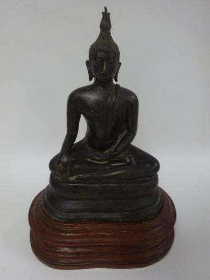 null THAILANDE

Bouddha en bronze à patine brune prenant la terre à témoin (bh?mispar?a-mudr?).

XXème...