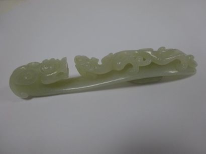 null CHINE 

Fibule en jade céladon à décor d'une tête de dragon et d'un qilin. Bouton...