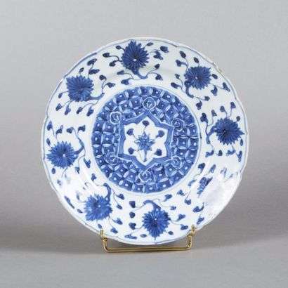 null CHINE

Assiette lobée en porcelaine à décor bleu sous couverte de fleurs et...