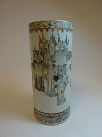 null CHINE
Vase rouleau en porcelaine émaillée polychrome et rehauts d’or à décor...
