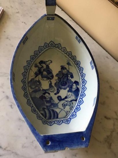 null CHINE

Coupe en porcelaine en forme de barque à décor blanc bleu d’une scène...