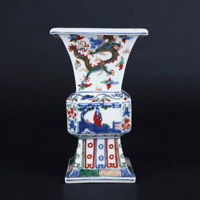 null CHINE

Vase en porcelaine de style Transition de forme cornet. 

Le pied décoré...
