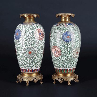 null Dans le goût de la CHINE

Paire de vases en porcelaine à décor émaillé de fleurs...