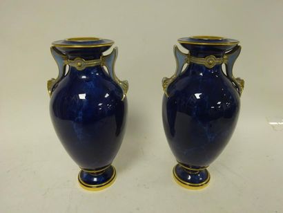 Manufacture de Sèvres. 

Paire de vases balustres sur petit piédouche en porcelaine...