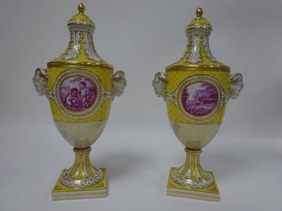 Dans le goût de Dresde 

Paire de vases couverts en porcelaine de forme balustre...