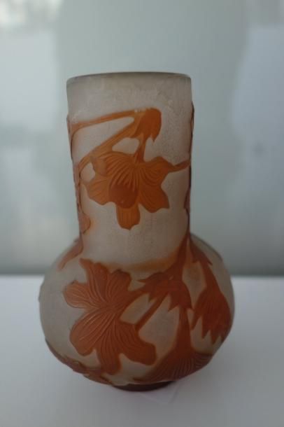 ÉTABLISSEMENTS GALLÉ 

Petit vase à col cylindrique, sur talon.

Epreuve en verre...