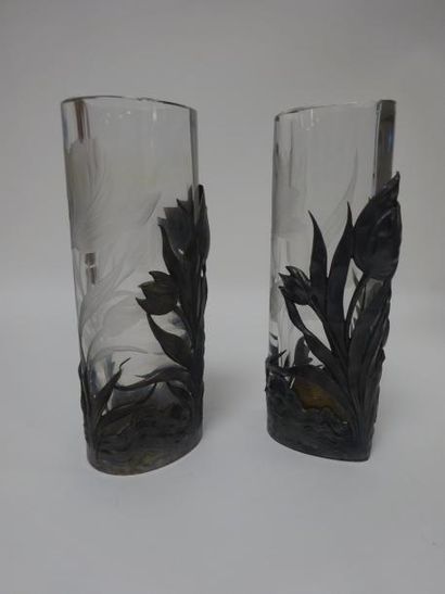 null Paire de vases de forme cylindrique, à section en goutte.

Epreuves en cristal...