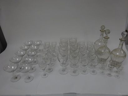 null Partie de service de verres en cristal comprenant :
- 4 carafes.
- 6 verres...
