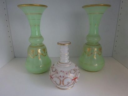 null Verreries d'époque Napoléon III :

- une paire de vases de forme balustre en...