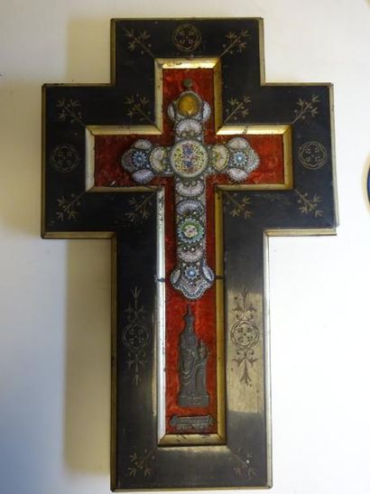 null ITALIE

Croix en métal et micro-mosaïque dans un cadre en forme de croix à fond...