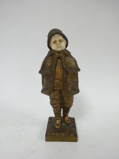 D'après E. FOUCHER (XIXème-XXème siècles) 

Enfant à la pélerine.

Epreuve en bronze...