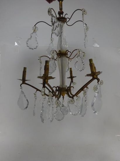 BACCARAT 

Lustre à six lumières en bronze doré et pampilles de cristal. 

H. : 64...