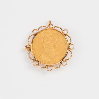 null Broche pendentif en or jaune (750) ornée d'une pièce hongroise. 

Epingle en...