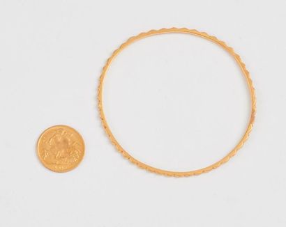 null Bracelet rigide crénelé en or jaune (750). 

Poids : 9,3 g. - Diam. : 6 cm....