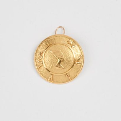 null Broche formant pendentif en or jaune (375) à motif égyptien. 

Epingle en or...
