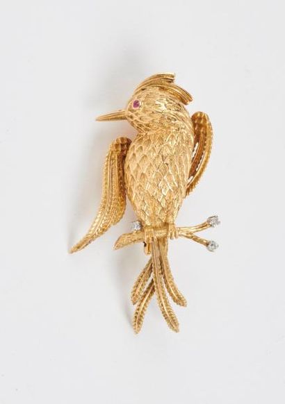 null Broche en or jaune (750) et platine (850) figurant un oiseau branché ornée de...