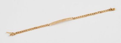 null Bracelet gourmette en or jaune (750) centrée d'une longue plaque pavée de petits...