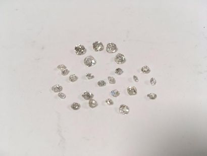 null Lot de diamants de taille ancienne sur papier. 
Poids total : 5,90 carats e...