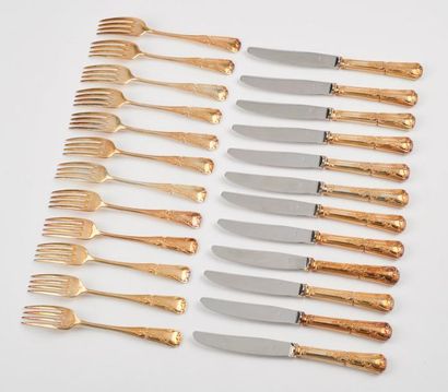 null Douze fourchettes et douze couteaux à dessert de forme violonée en métal doré...