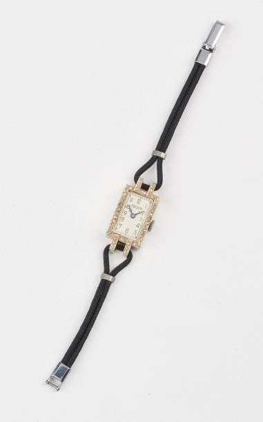 JAEGER 

Montre bracelet de dame. 

Boîtier rectangulaire en or gris (750).

Lunette...