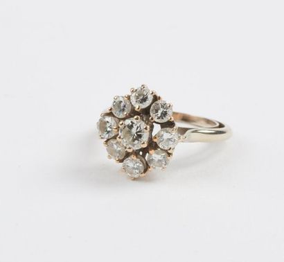 null Bague fleur en or gris (750) formée de neuf diamants de taille brillant moderne...