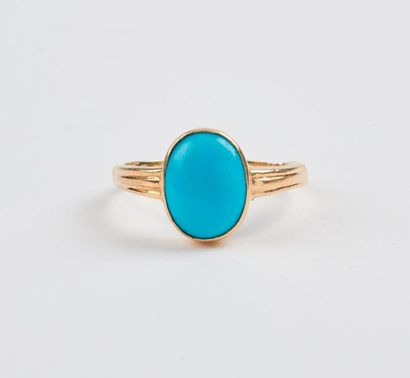 null Bague en or jaune (750) ornée d'un cabochon façon turquoise en serti clos. 

Poids...