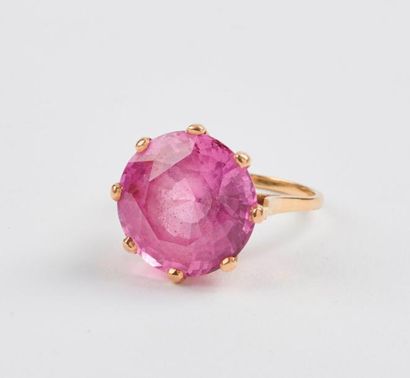 null Bague en or jaune (750) ornée d'une importante tourmaline ronde facettée en...