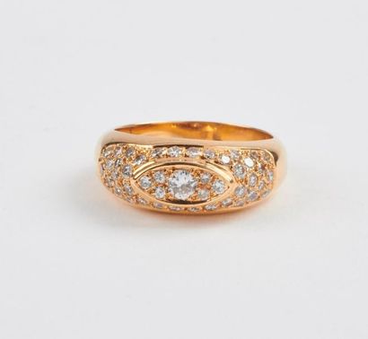 null Bague jonc en or jaune (750) centrée d'un diamant demi-taille dans un motif...