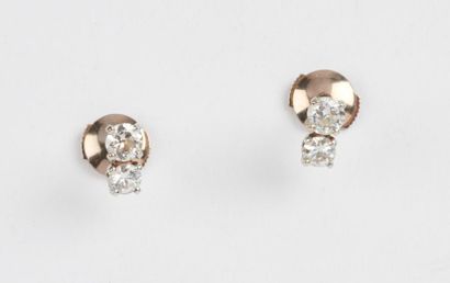 null Paire de puces d'oreille en or gris (750) ornées de deux diamants taille brillant...