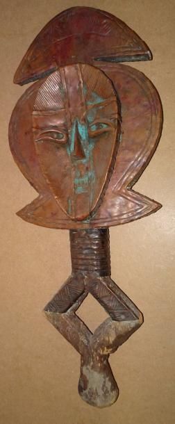 null AFRIQUE

Masque reliquaire en bois et feuilles de cuivre.

Kota.

H. : 60 cm...